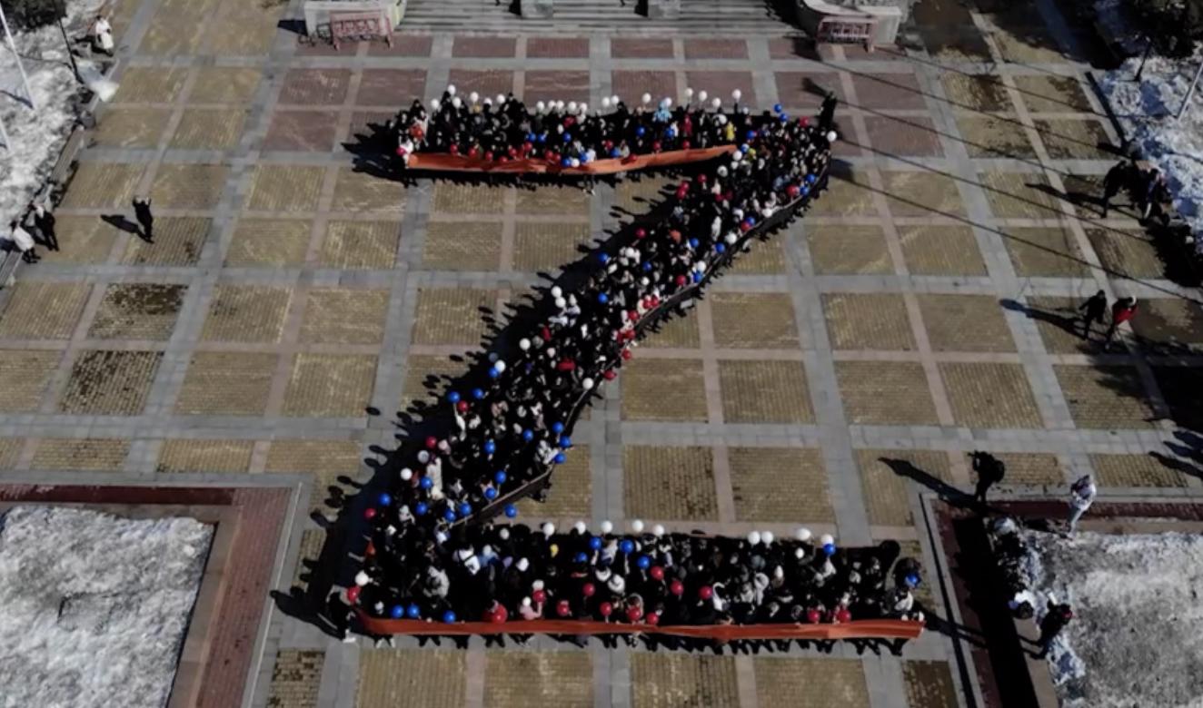 https://commons.wikimedia.org/wiki/File:Z_symbol_flash_mob_at_Platinum_Arena_in_Khabarovsk.jpg